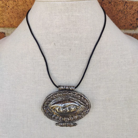 👁️ Vintage Evil Eye Pendant Necklace - Picture 2 of 9